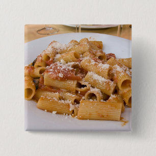 Italien, Positano. Visningstallrik med rigatoni. Knapp