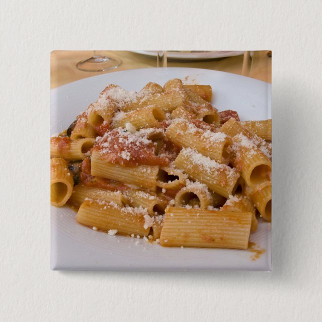 Italien, Positano. Visningstallrik med rigatoni. Knapp (Framsida)