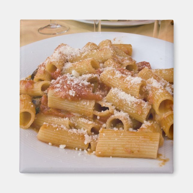 Italien, Positano. Visningstallrik med rigatoni. Magnet (Framsidan)