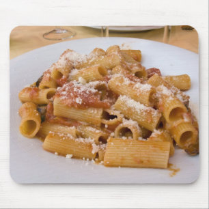 Italien, Positano. Visningstallrik med rigatoni. Musmatta