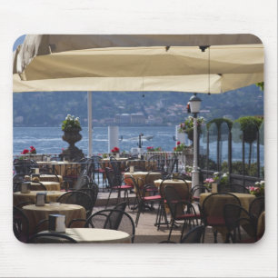 Italien, provinsen Como, Bellagio. Strandcafé. Musmatta