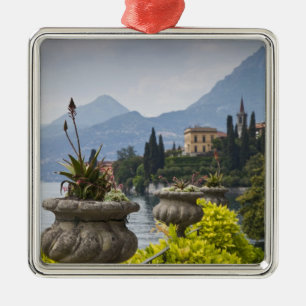 Italien, provinsen Lecco, Varenna. Villa Monastero Julgransprydnad Metall