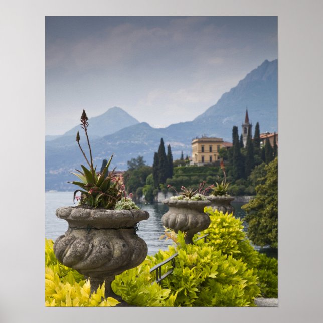 Italien, provinsen Lecco, Varenna. Villa Monastero Poster (Framsidan)