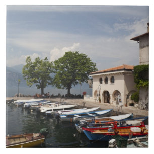 Italien, provinsen Verona, Malcesine. Gammal Casso Kakelplatta