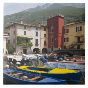 Italien, provinsen Verona, Malcesine. Gammal Casso Kakelplatta