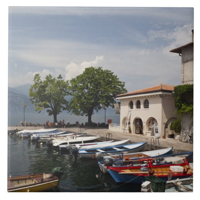 Italien, provinsen Verona, Malcesine. Kassongammal Kakelplatta (Framsidan)