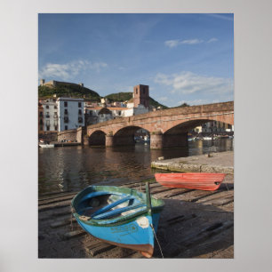 Italien, Sardinien, Bosa. Stadsvy längs Temo Poster