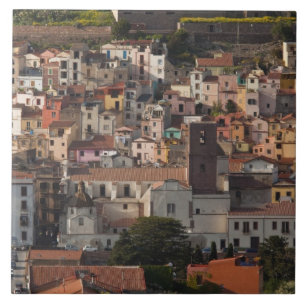 Italien, Sardinien, Bosa. Stadsvy med Castello Kakelplatta