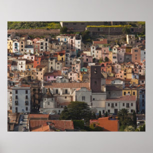 Italien, Sardinien, Bosa. Stadsvy med Castello Poster