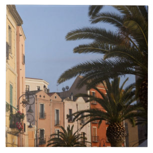 Italien, Sardinien, Cagliari. Byggnader och palmer Kakelplatta