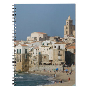 Italien, Sicilien, Cefalu, Stadsvy med Duomo från Anteckningsbok Med Spiral