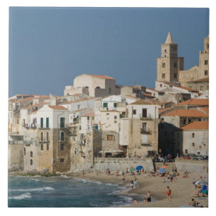Italien, Sicilien, Cefalu, Stadsvy med Duomo från Kakelplatta