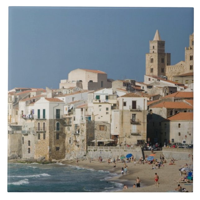 Italien, Sicilien, Cefalu, Stadsvy med Duomo från Kakelplatta (Framsidan)