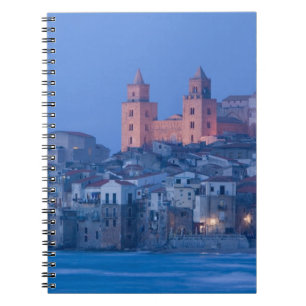 Italien, Sicilien, Cefalu, Utsikt med Duomo från Anteckningsbok Med Spiral