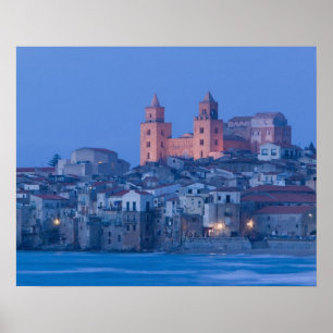 Italien, Sicilien, Cefalu, Utsikt med Duomo från Poster