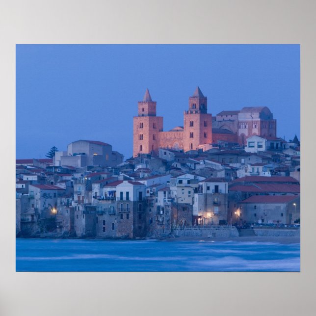Italien, Sicilien, Cefalu, Utsikt med Duomo från Poster (Framsidan)