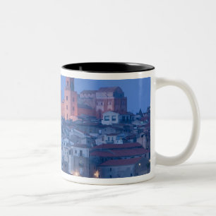 Italien, Sicilien, Cefalu, Utsikt med Duomo från Två-Tonad Mugg