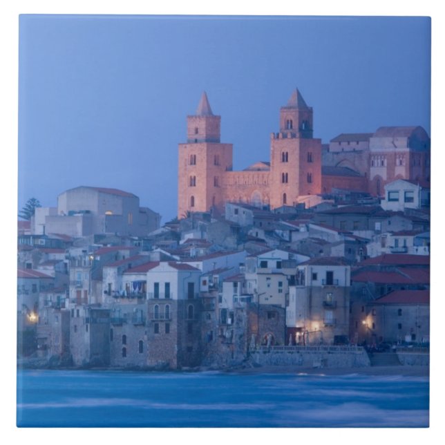 Italien, Sicilien, Cefalu, Visa med Duomo från Kakelplatta (Framsidan)
