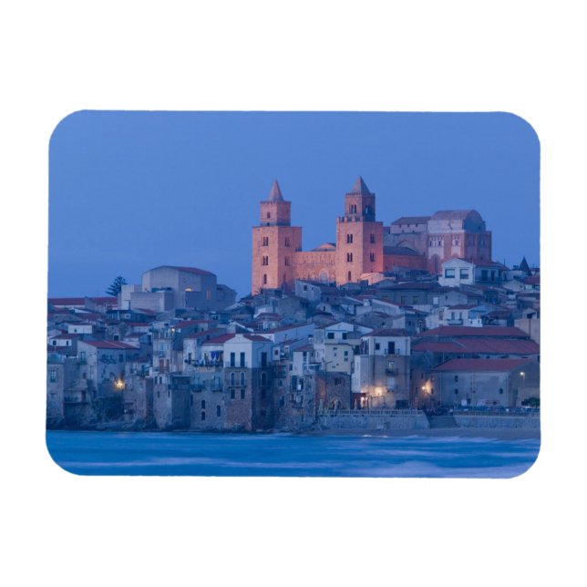 Italien, Sicilien, Cefalu, visa med Duomo från Magnet (Horisontell)