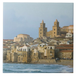 Italien, Sicilien, Cefalu, Vy med Duomo från 2 Kakelplatta