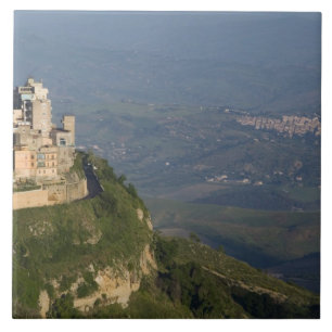 Italien, Sicilien, Enna, Stadsvy från Rocca di Kakelplatta