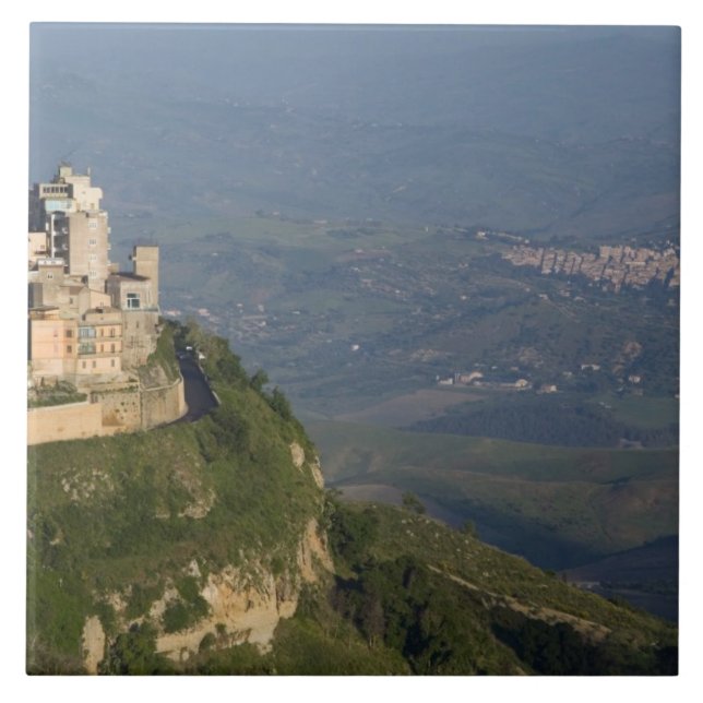 Italien, Sicilien, Enna, Stadsvy från Rocca di Kakelplatta (Framsidan)