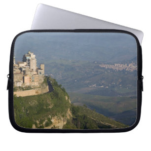 Italien, Sicilien, Enna, Stadsvy från Rocca di Laptop Sleeve