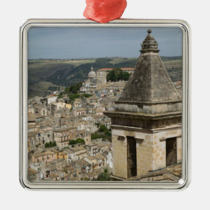 ITALIEN, Sicilien, RAGUSA IBLA: Stadsvy och Santa Julgransprydnad Metall