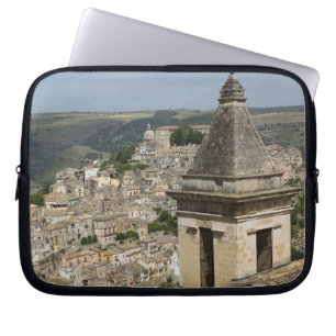 ITALIEN, Sicilien, RAGUSA IBLA: Stadsvy och Santa Laptop Fodral