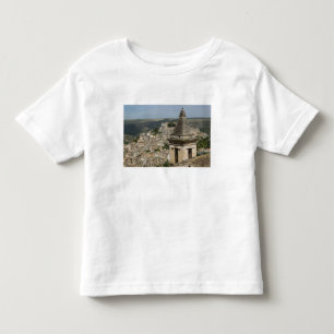 ITALIEN, Sicilien, RAGUSA IBLA: Stadsvy och Santa Tee Shirt