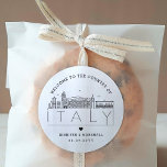 Italien Skyline | Välkomstmeddelande för Bröllop Runt Klistermärke<br><div class="desc">Förbättra ditt bröllop välkomna paket eller evenemangets party favors med en anpassningsbar av välkomstklistermärken! Dessa elegant, som ändå är små stil-klistermärken, är skräddarsydda för ett bröllop som tar ställe i Italiens vackra land. De har en modern dekoskylin där namn i staden är inbyggt under. All inslag i designen, inklusive inslag,...</div>