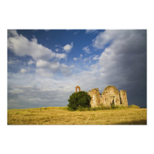 Italien, Toscana, Ruin av gammal kyrka i Toscana. Fototryck