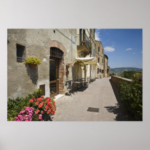 Italien, Toskana, Pienza. Outer Walkway runt Poster