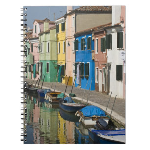 Italien, Venedig, Burano. Flerfärgade hus längs 2 Anteckningsbok Med Spiral