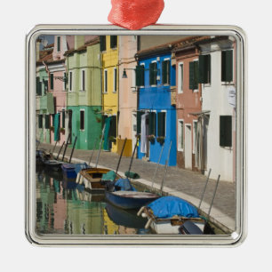 Italien, Venedig, Burano. Flerfärgade hus längs 2 Julgransprydnad Metall