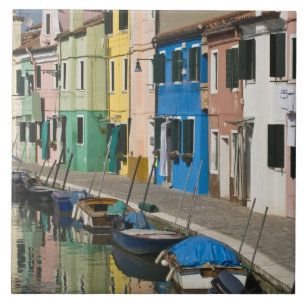 Italien, Venedig, Burano. Flerfärgade hus längs 2 Kakelplatta