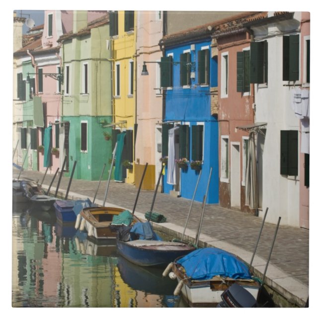 Italien, Venedig, Burano. Flerfärgade hus längs 2 Kakelplatta (Framsidan)