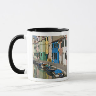 Italien, Venedig, Burano. Flerfärgade hus längs 2 Mugg