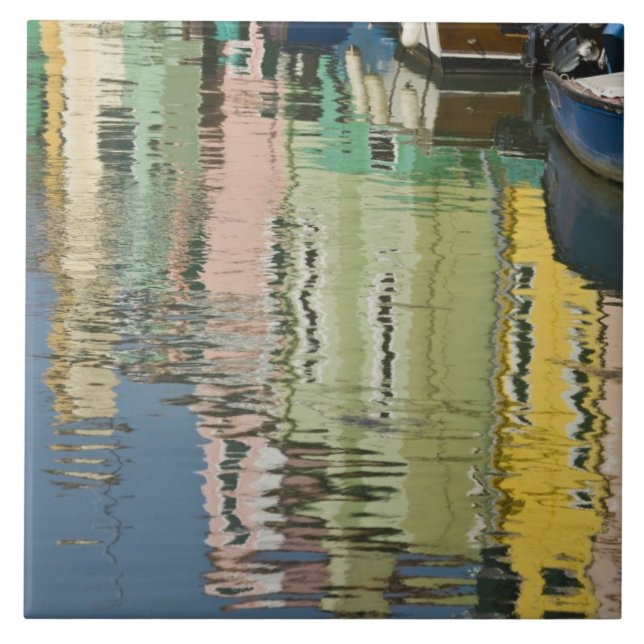 Italien, Venedig, Burano. Flerfärgade hus längs Kakelplatta (Framsidan)