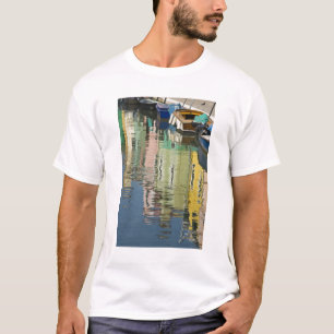 Italien, Venedig, Burano. Flerfärgade hus längs Tee Shirt