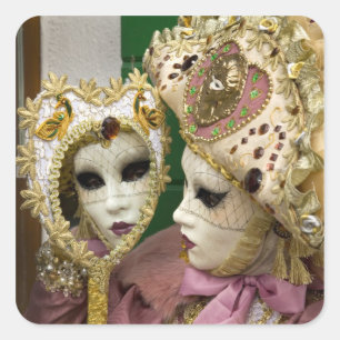 Italien, Venedig, Burano Island. Kvinna iklädd Fyrkantigt Klistermärke