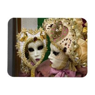 Italien, Venedig, Burano Island. Kvinna iklädd Magnet