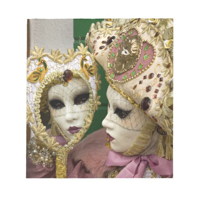 Italien, Venedig, Burano Island. Kvinnor klädda i Anteckningsblock (Framsida)