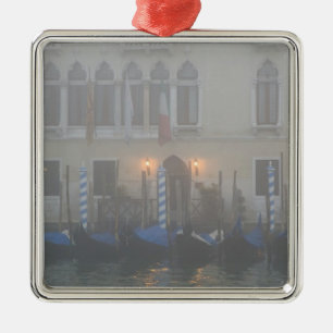 Italien, Venedig. En rad gondoler sedda genom Julgransprydnad Metall