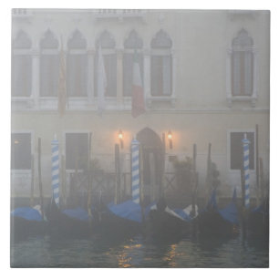 Italien, Venedig. En rad gondoler sedda genom Kakelplatta