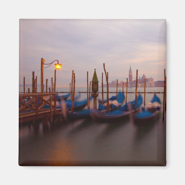 Italien, Venedig. Förankrade gondoler i skymningen Magnet (Framsidan)