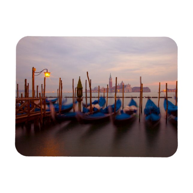 Italien, Venedig. Förankrade gondoler i skymningen Magnet (Horisontell)