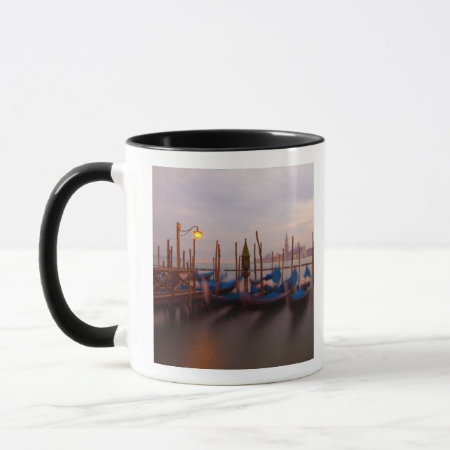 Italien, Venedig. Förankrade gondoler i skymningen Mugg (Vänster)