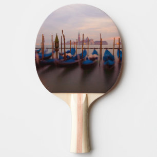 Italien, Venedig. Förankrade gondoler i skymningen Pingisracket