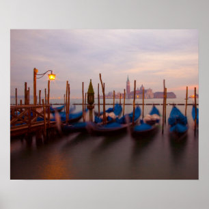 Italien, Venedig. Förankrade gondoler i skymningen Poster